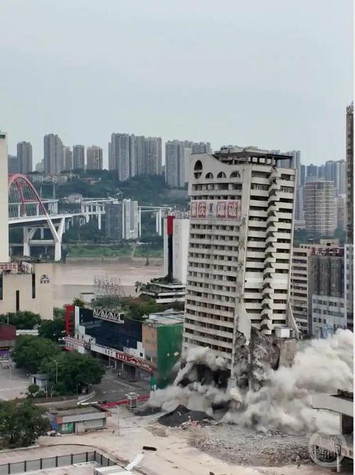 告别与重生 菜园坝火车站爆破拆除侧记