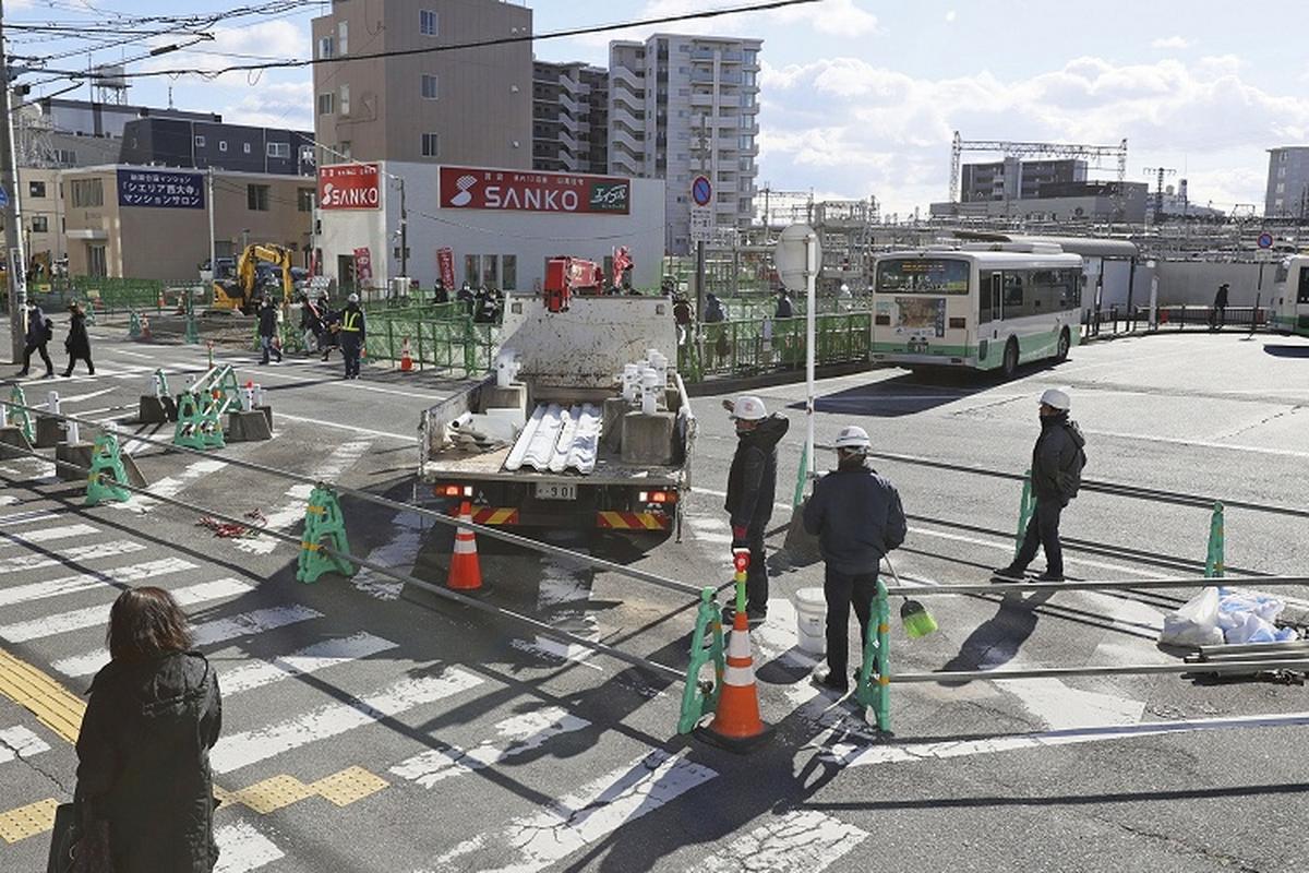 安倍遇刺现场道路改造 建筑工人拆除事发地建筑物，历史与记忆的交织