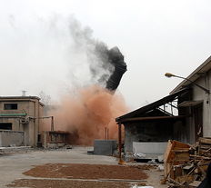 濮院绢麻厂烟囱成功爆破拆除 标志着区域更新迈入新阶段