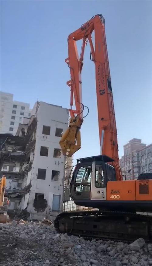拆楼机在高层建筑拆除作业中的哪些优点发挥
