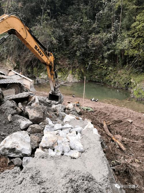 利川依法拆除一处侵占河道建筑物