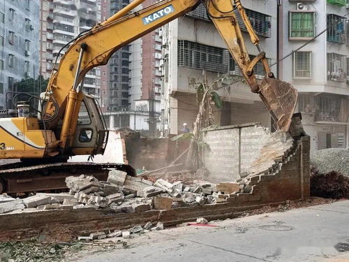 雷州市联合执法拆除长宁西路建设障碍物，打通城市“断头路”